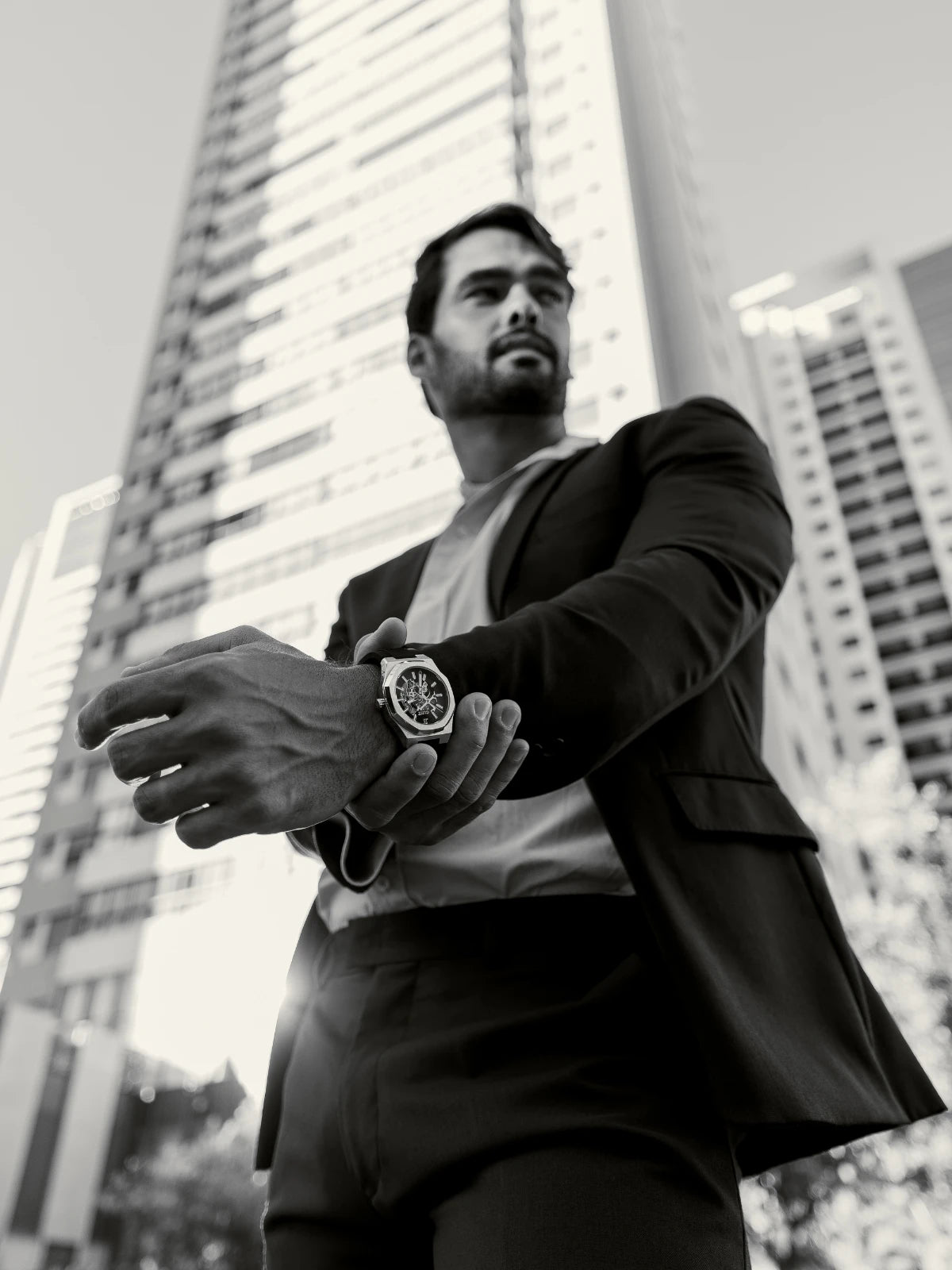 Homem de terno ajustando relógio automático masculino CURTT — estilo e acessórios de moda masculina
