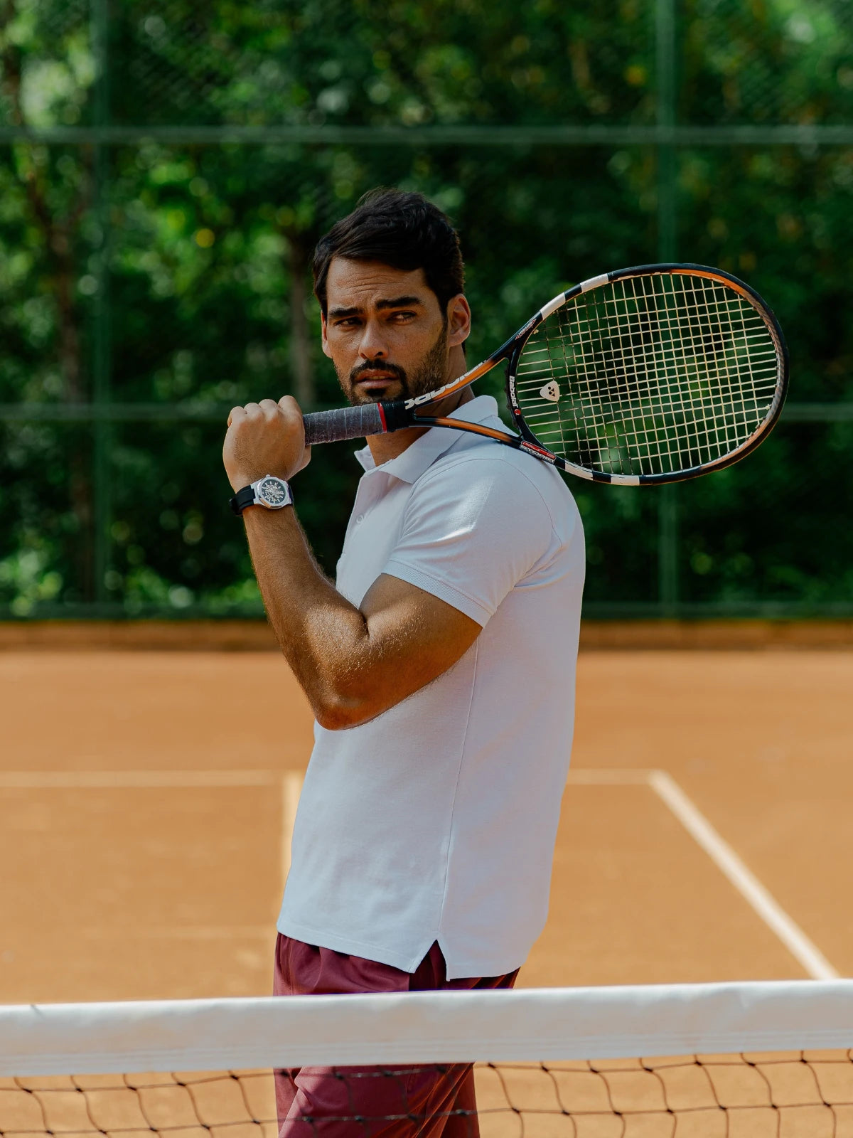 Tenista usando relógio automático masculino CURTT em quadra de saibro — acessório esportivo brasileiro