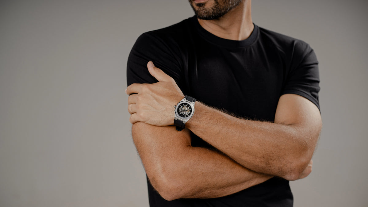 Relógio automático masculino CURTT com mostrador esqueleto e pulseira preta no pulso — acessório de marca brasileira