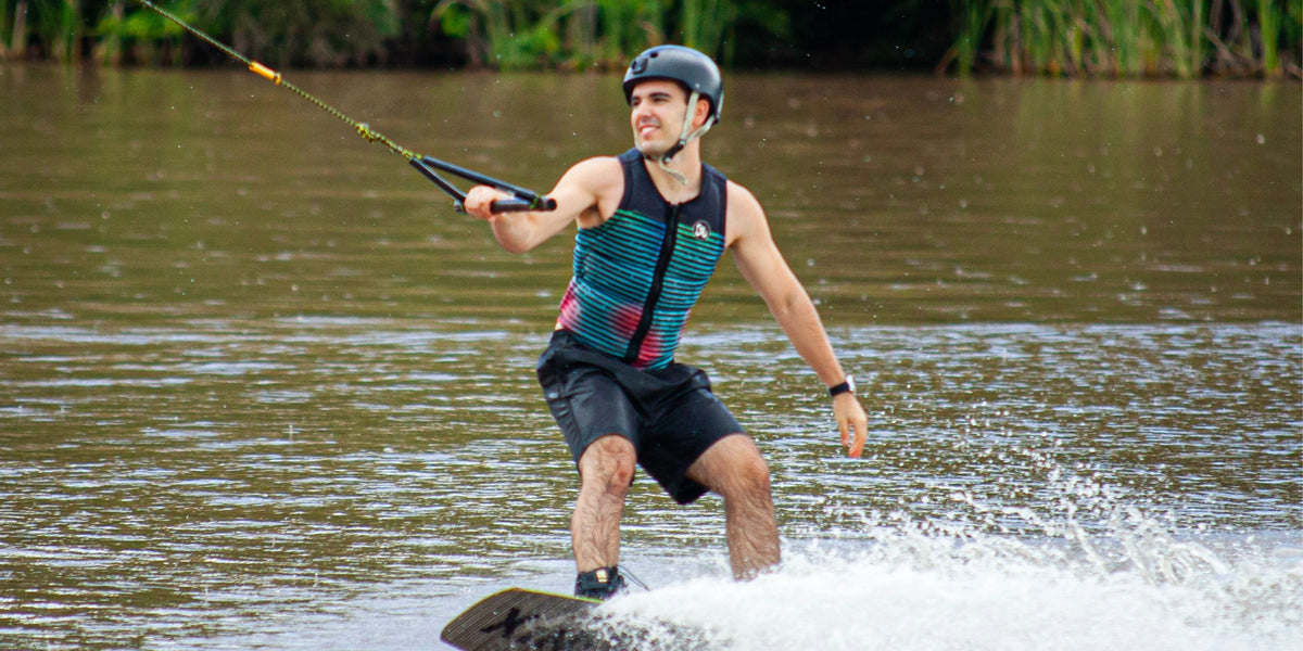 Atleta de wakeboard embaixador CURTT com relógio automático masculino resistente no pulso — relógio esportivo brasileiro