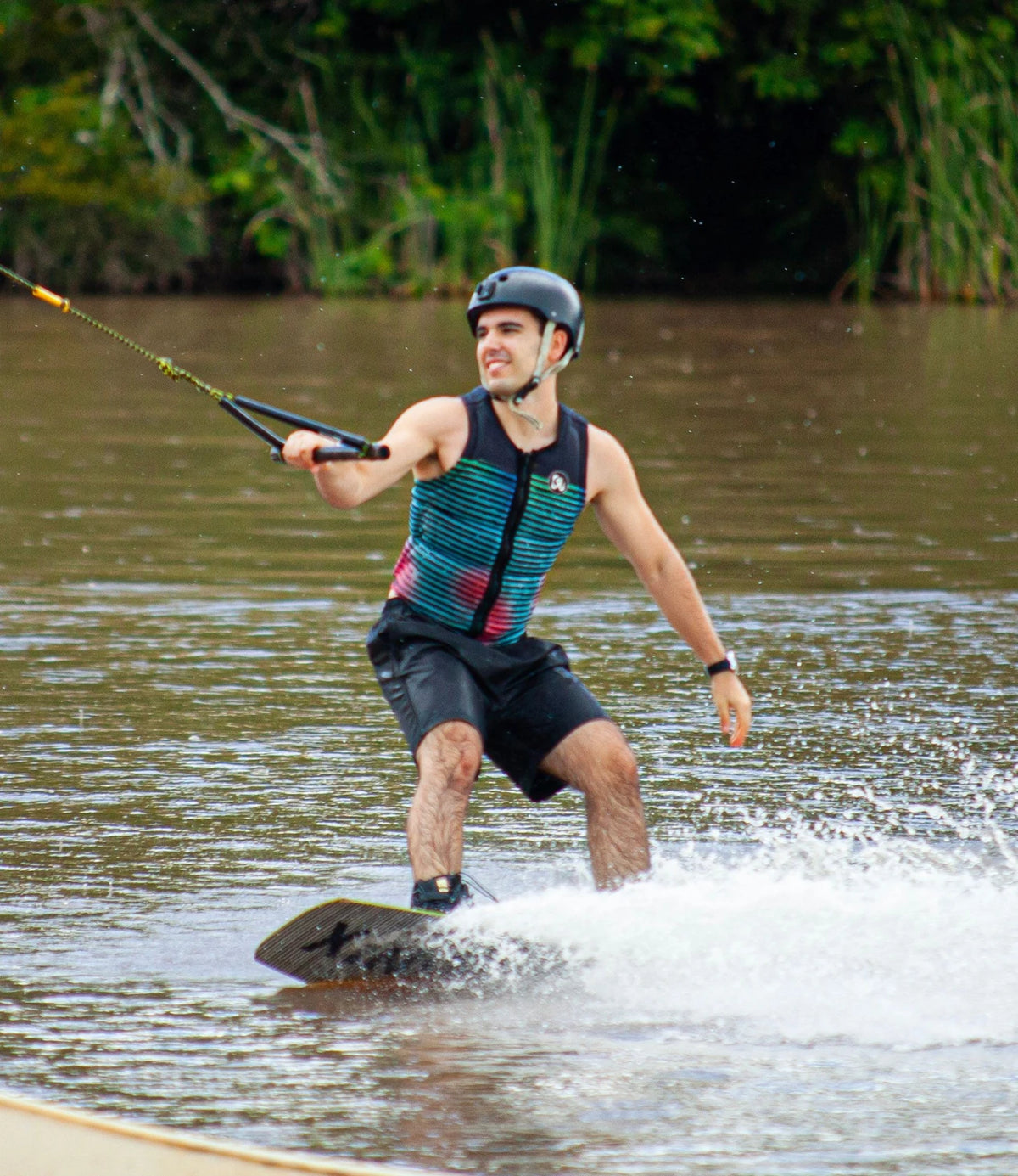 Embaixador CURTT em manobra de wakeboard usando relógio automático masculino resistente à água