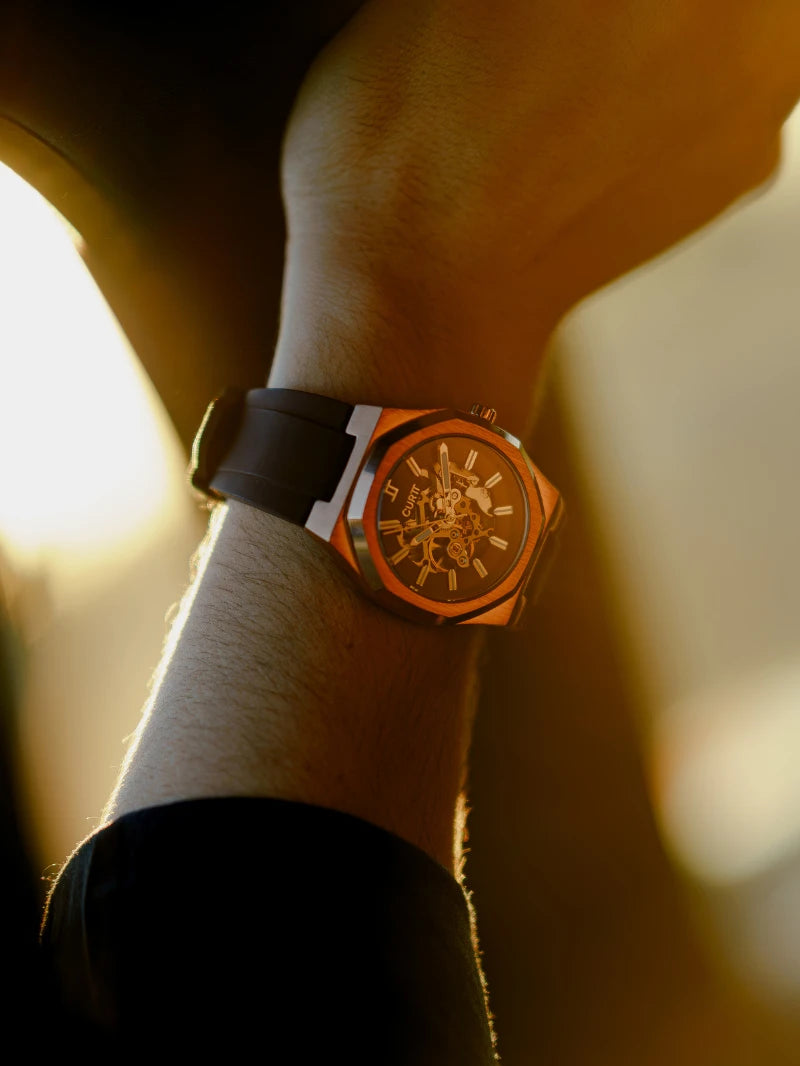 Close do relógio automático masculino CURTT Visionaire Rose no pulso — acessório de marca brasileira