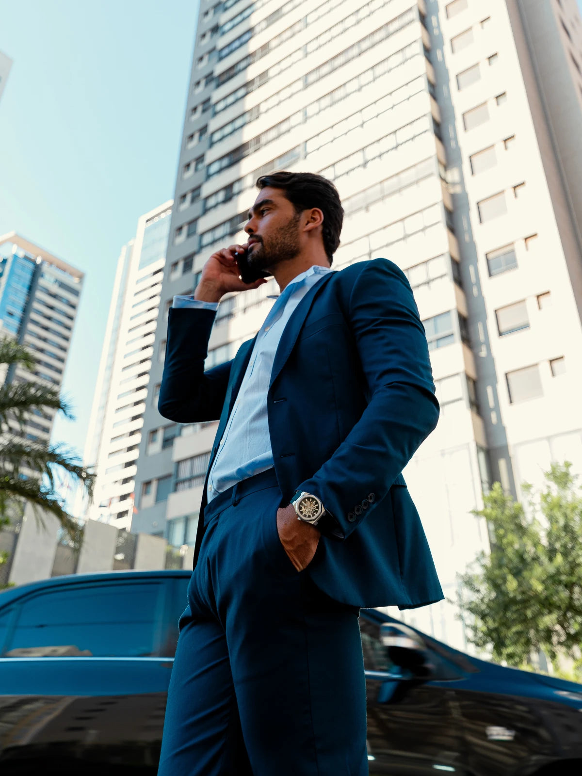 Homem de terno azul usando relógio automático masculino CURTT — moda masculina e acessórios de marca brasileira