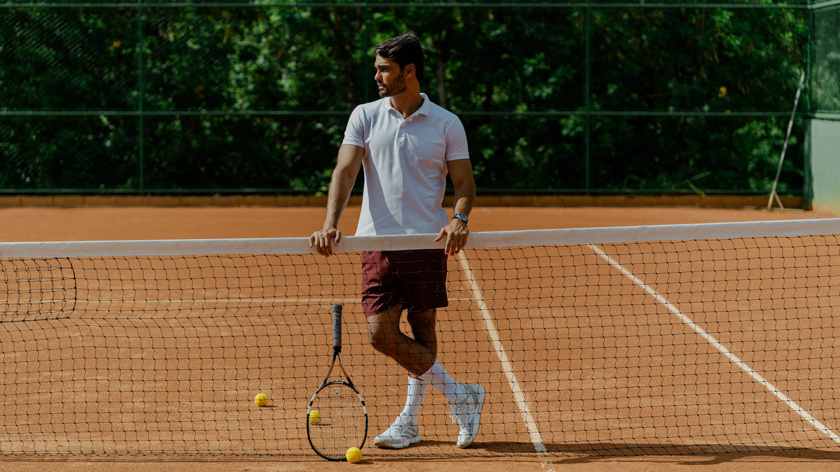 Homem em quadra de tênis com relógio automático masculino CURTT — acessório esportivo de marca brasileira
