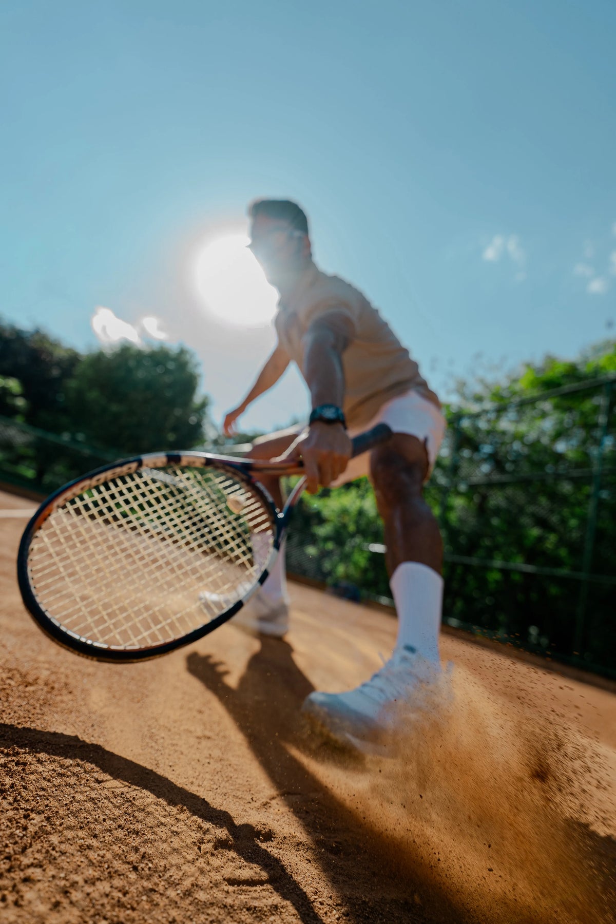 Tenista em quadra de saibro usando relógio automático masculino CURTT resistente — acessório esportivo brasileiro